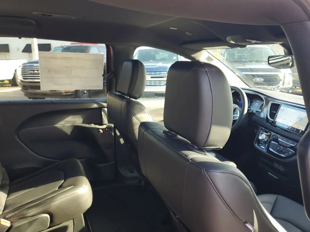 2025 Chrysler Voyager LX - Photo 29