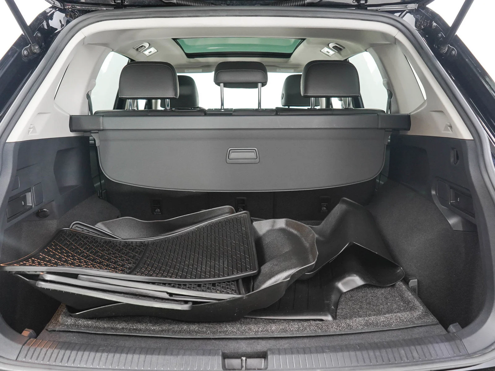 Used 2021  Volkswagen SE image 10