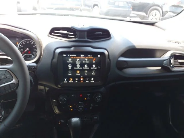 Used 2022 White Jeep Latitude image 9