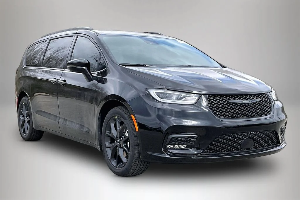 2026 Chrysler Pacifica Select's photo
