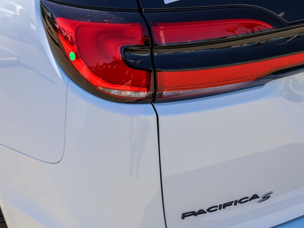 New 2026 Bright White Clear-Coat Exterior Paint Chrysler Select image 6