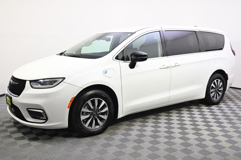 Used 2024 Chrysler Pacifica PHEV Select with VIN 2C4RC1S71RR156887 for sale in St. Louis Park, Minnesota