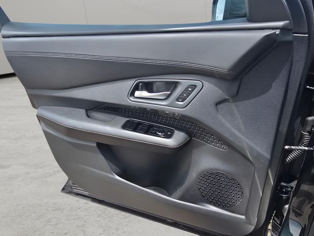 Used 2024 Northern Lights Metallic Nissan EVOLVE+ image 22