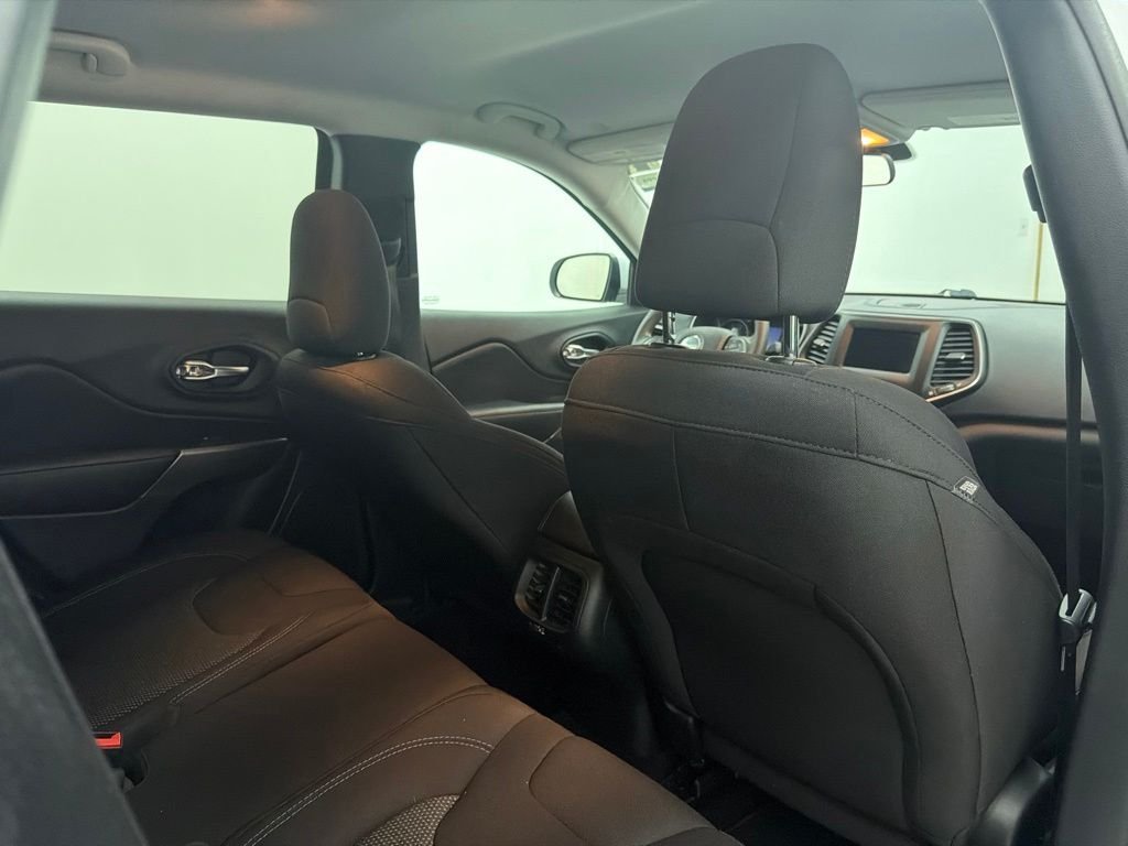 Used 2020 White Jeep Latitude image 25