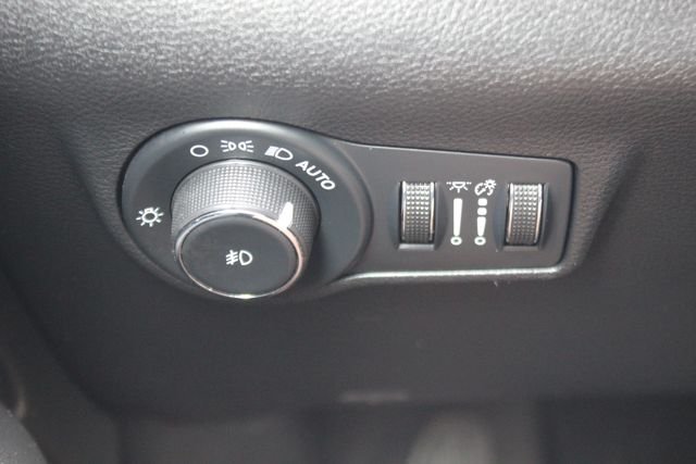 Used 2022 Gray Jeep Latitude image 17