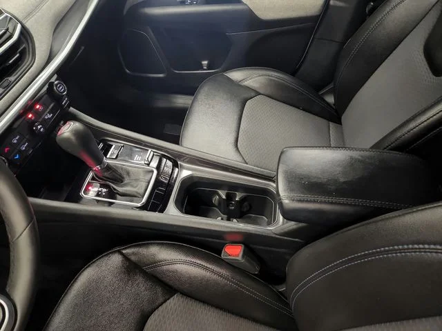 Used 2024 White Jeep Latitude image 22