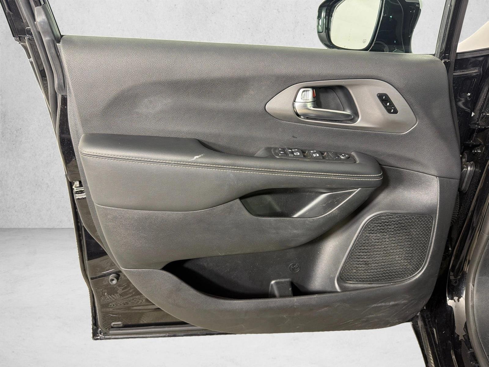 Used 2025 Diamond Black Crystal Pearlcoat Chrysler Select image 10