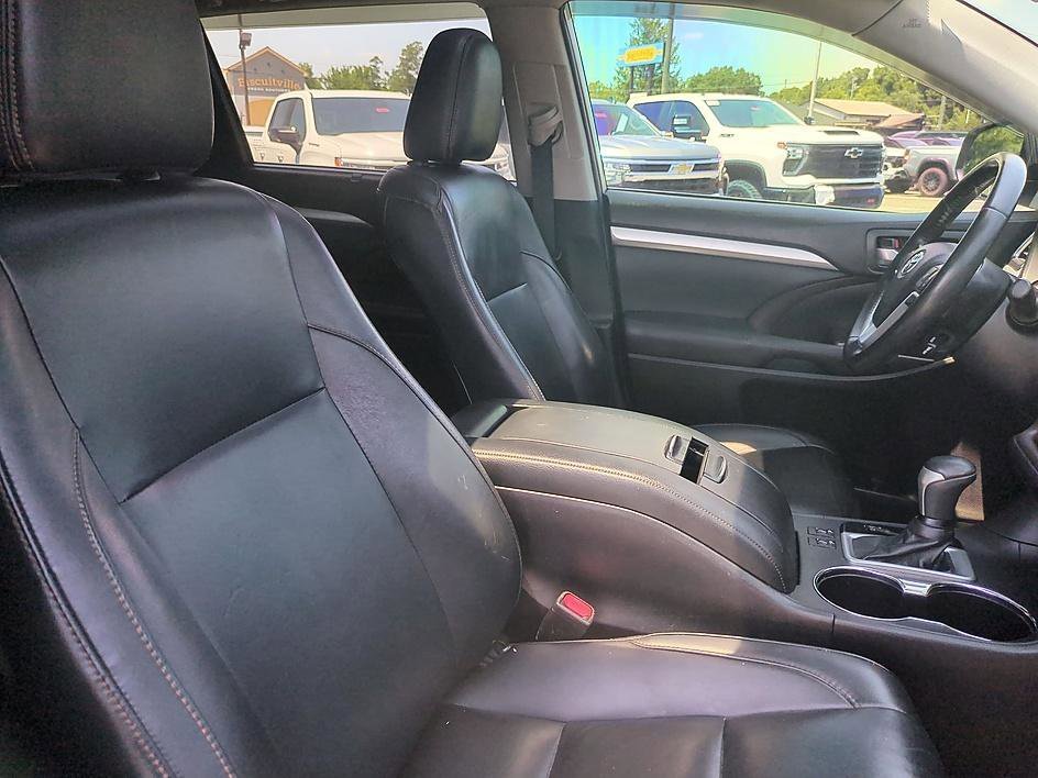 Used 2019 CELESTIAL SILVER METALLIC Toyota SE image 33