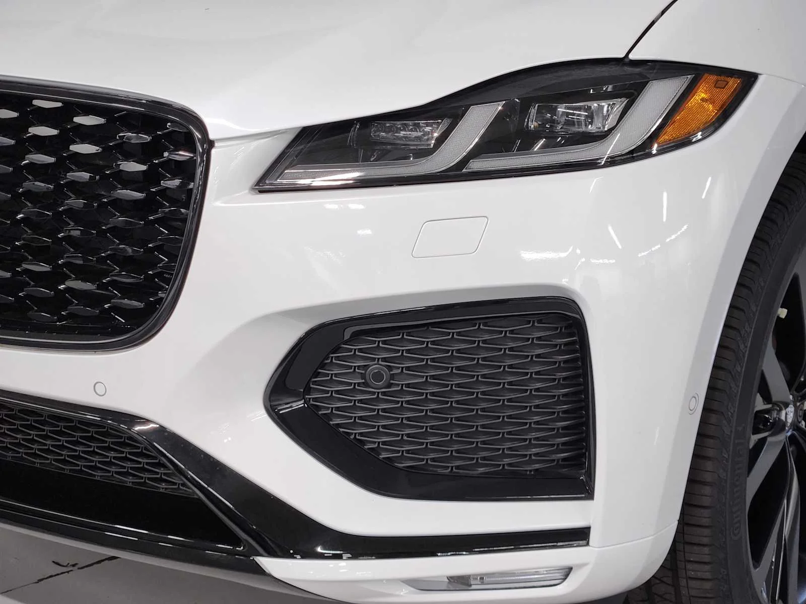 New 2026 Ostuni Pearl White Premium Metallic Jaguar R-Dynamic S image 19