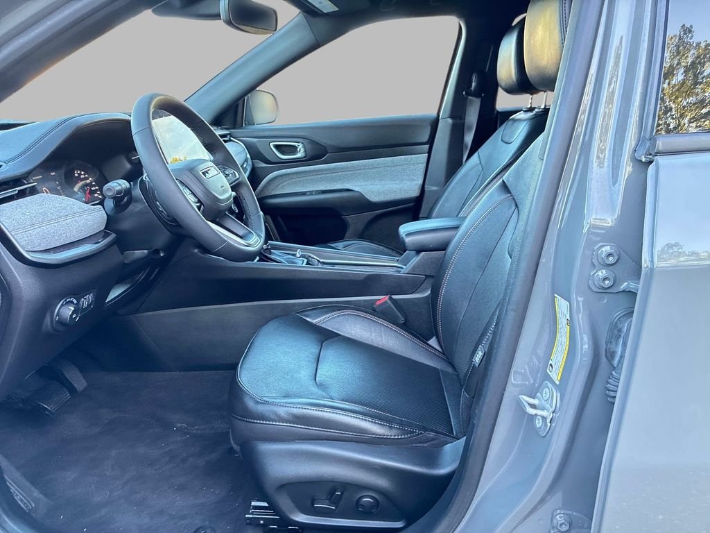Used 2023 Gray Jeep Latitude Lux image 22
