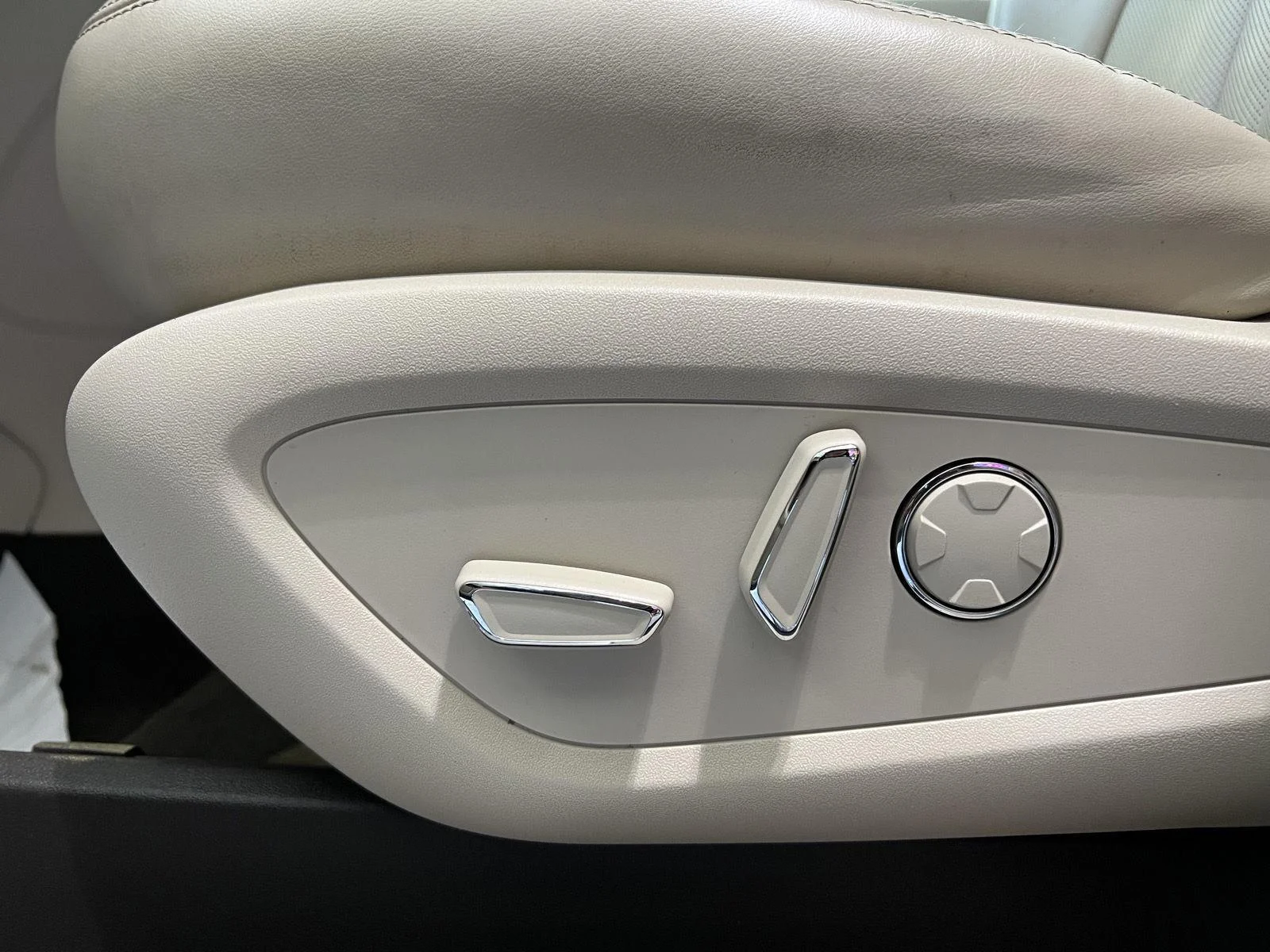 Used 2019  Lincoln Reserve image 16