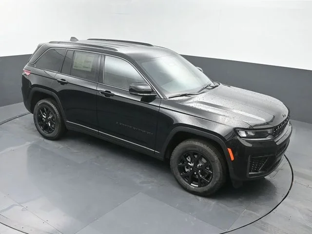 New 2026 Diamond Black Crystal Pearl-Coat Exterior Paint Jeep Altitude image 35