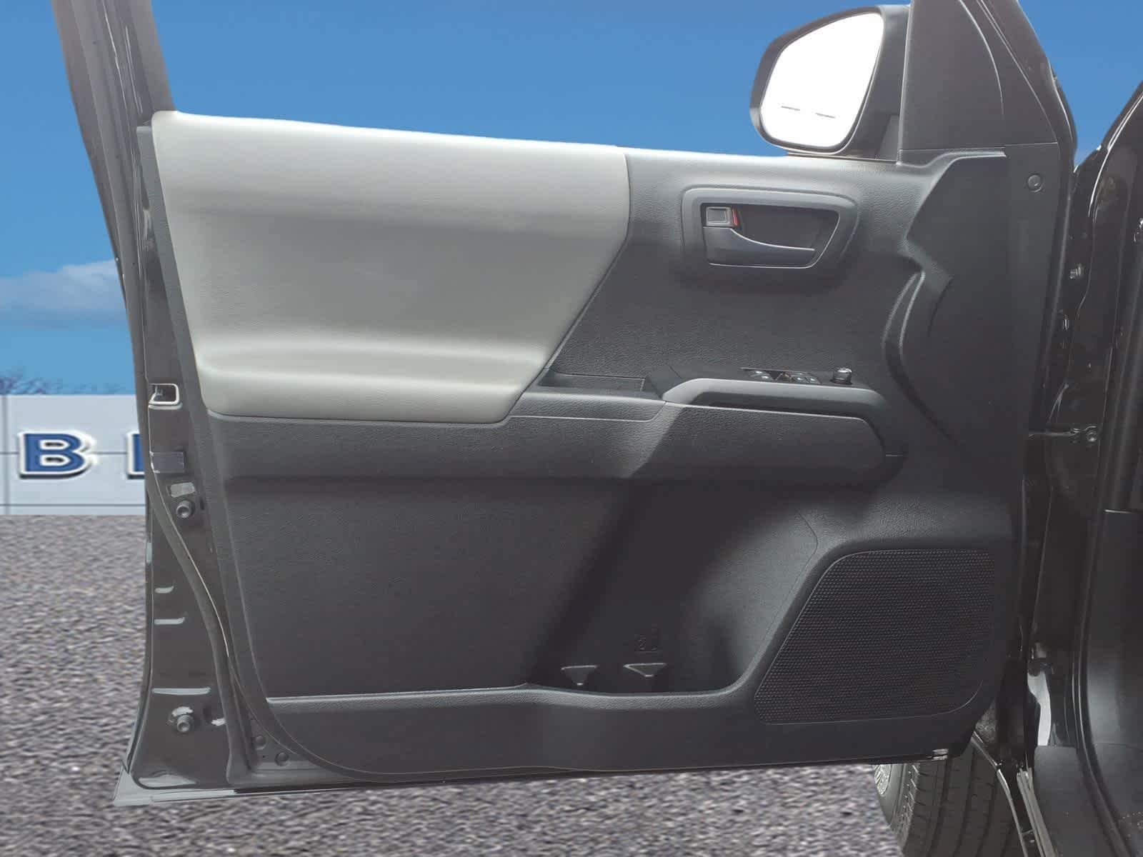 Used 2022 Midnight Black Metallic Toyota SR image 11
