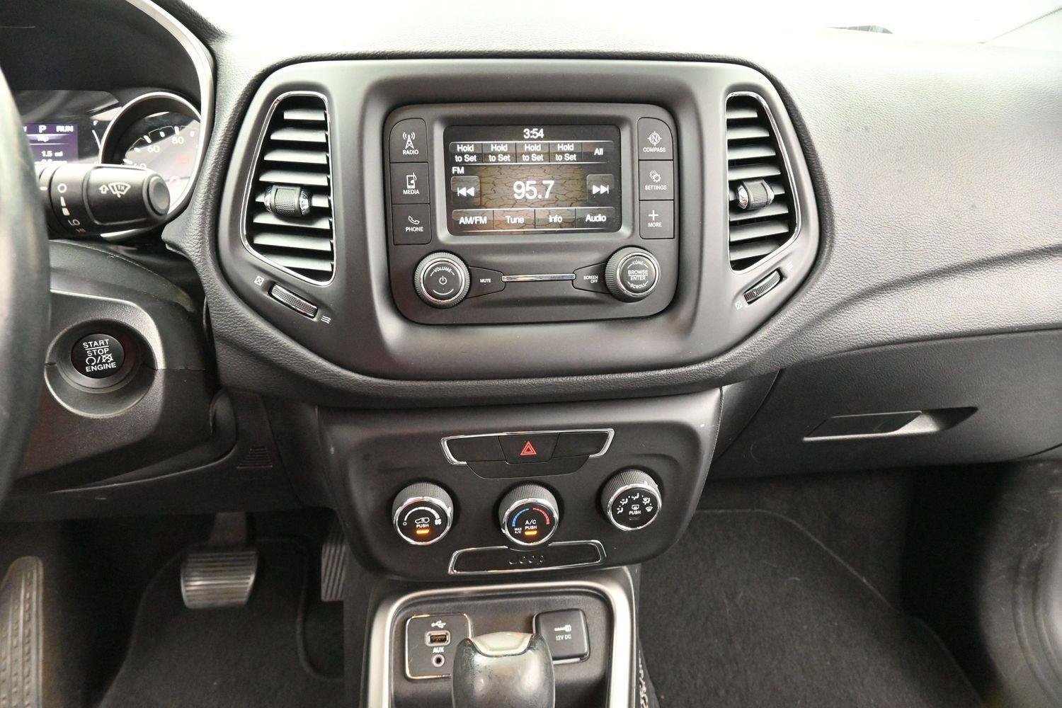 Used 2018 Diamond Black Crystal Pearlcoat Jeep Latitude image 19