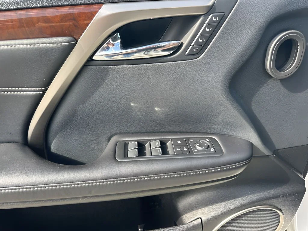 Used 2018 White Lexus 450h image 25