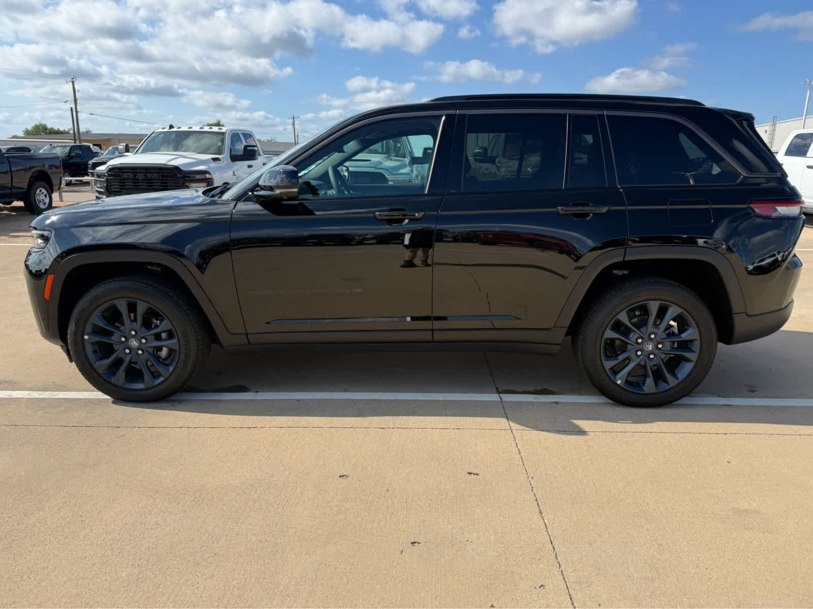 New 2026 Diamond Black Crystal Pearl-Coat Exterior Paint Jeep 85th Anniversary Edition image 9