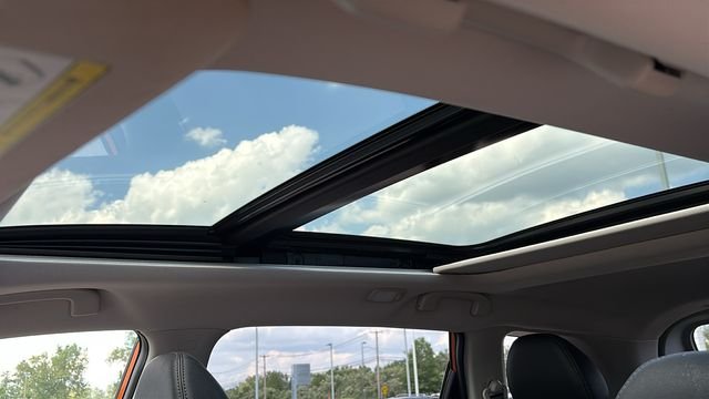 Used 2018 Orange Nissan SL image 12