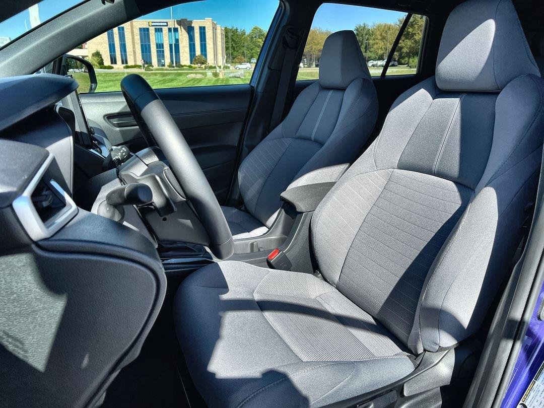 Used 2025 Blue Crush Metallic w/Jet Black Roof Toyota Hybrid SE image 14