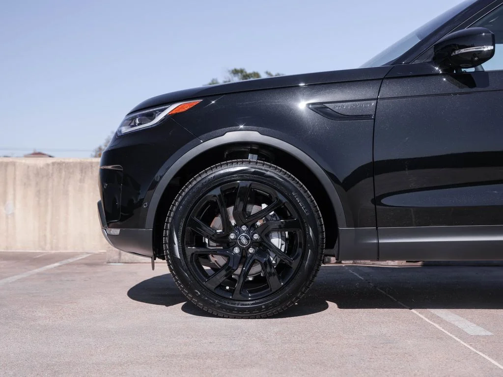 Used 2025 Santorini Black Metallic Land Rover S image 5