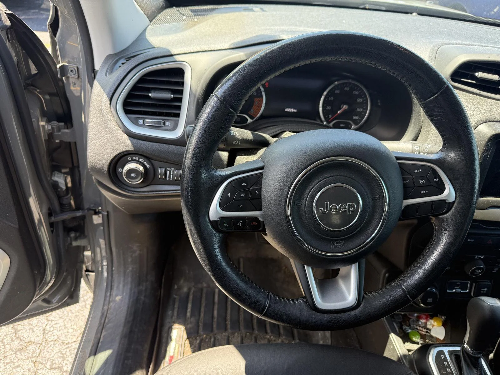 Used 2021  Jeep Latitude image 3