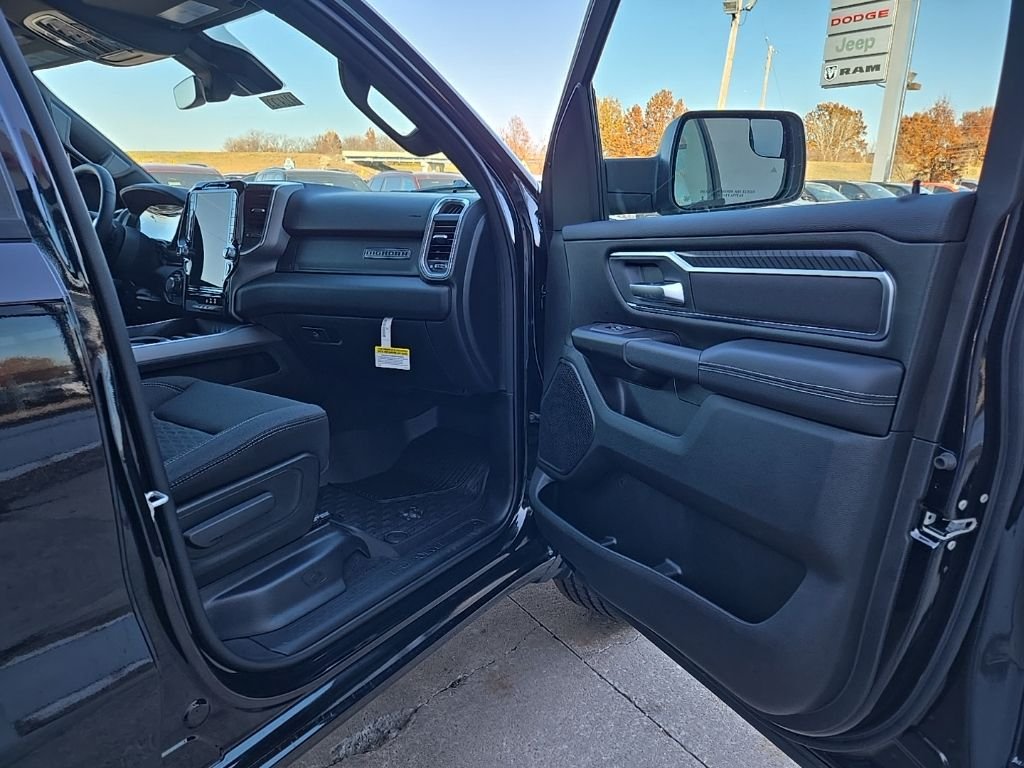 New 2026 Diamond Black Crystal Pearl-Coat Exterior Paint RAM Big Horn/Lone Star image 83