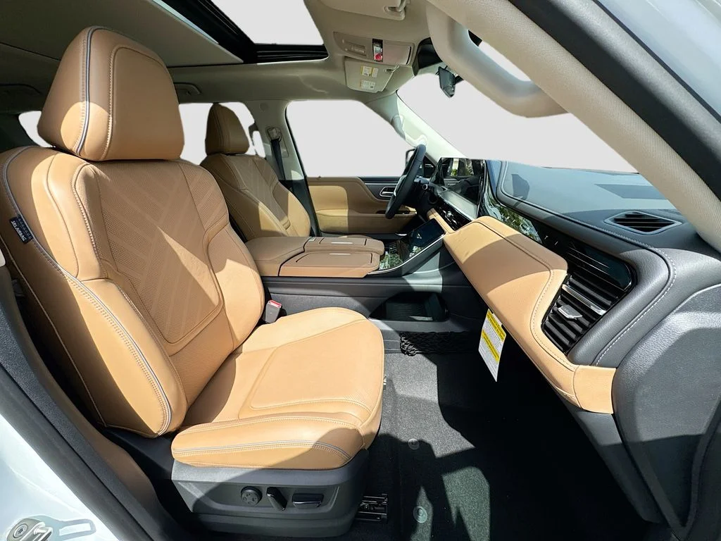 New 2027 RADIANT WHITE INFINITI Luxe 4WD image 30