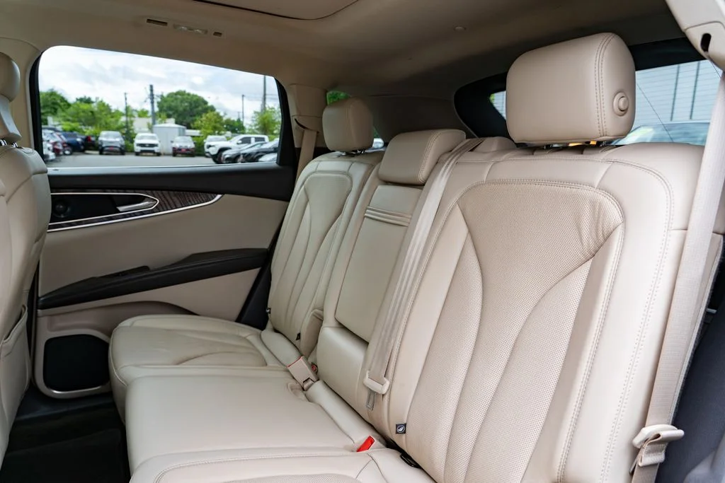 Used 2019 Red Lincoln Reserve image 22