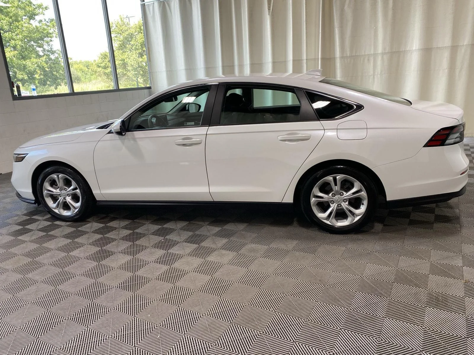 Used 2024 Platinum White Pearl Honda LX image 4