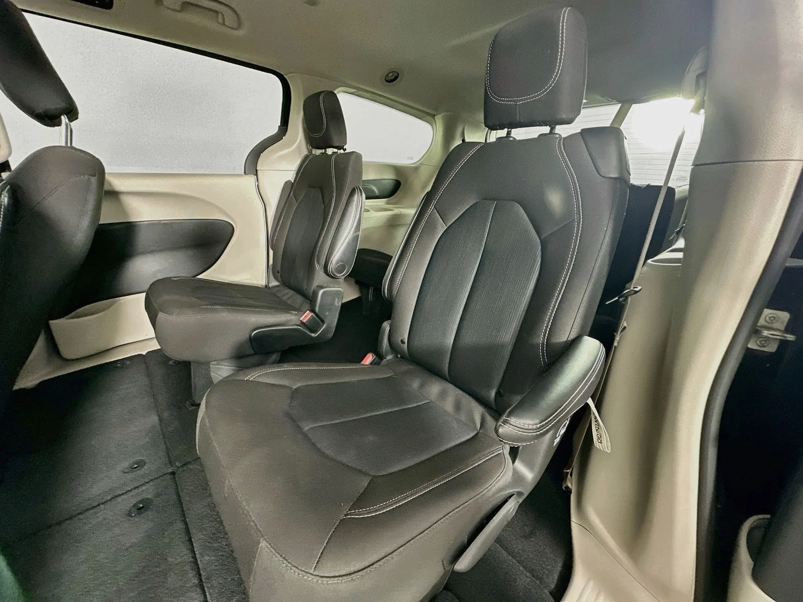Used 2023 Brilliant Black Crystal Pearlcoat Chrysler LX image 23