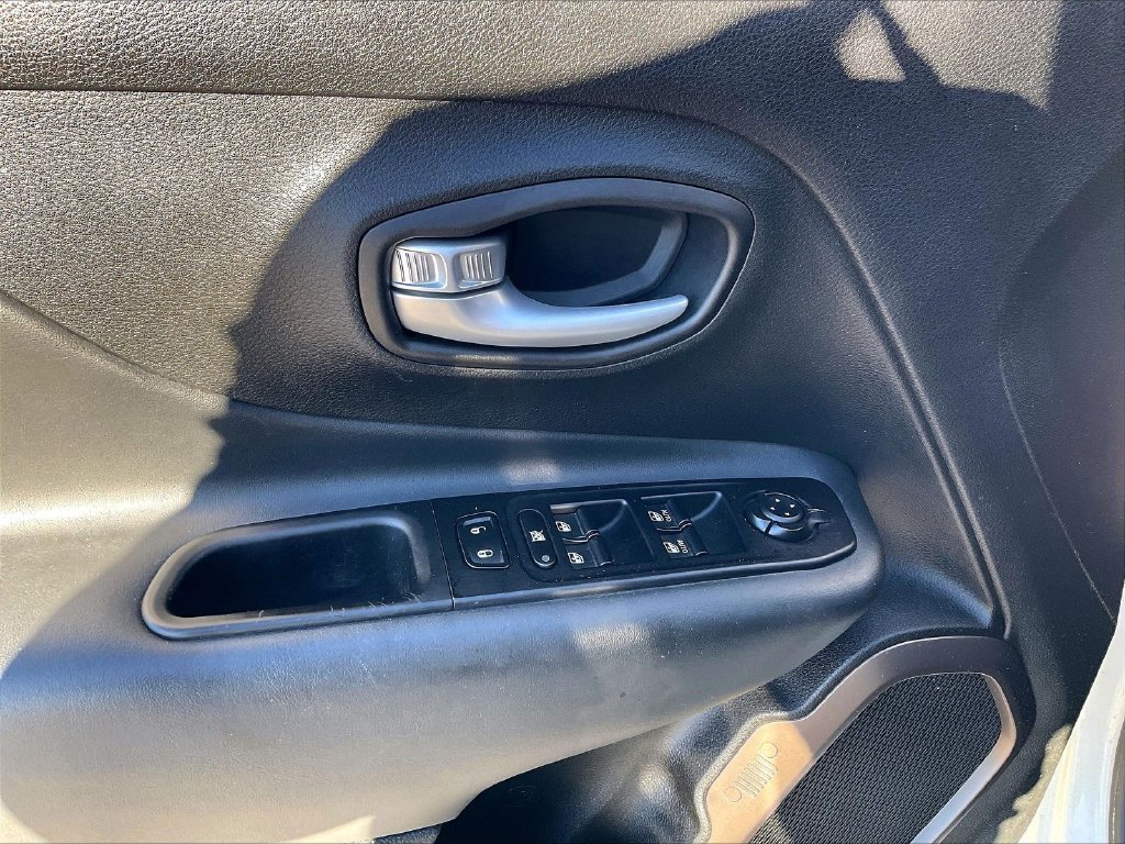 Used 2023 Alpine White Clearcoat Jeep Latitude image 34