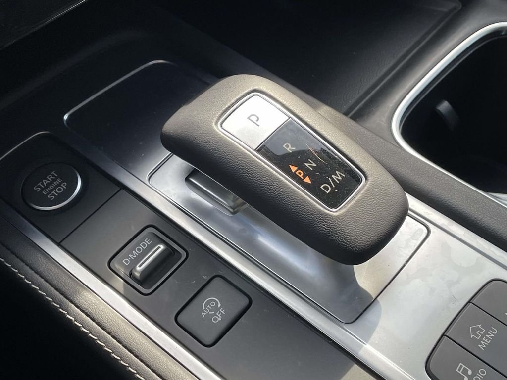 Used 2025 White INFINITI LUXE image 30