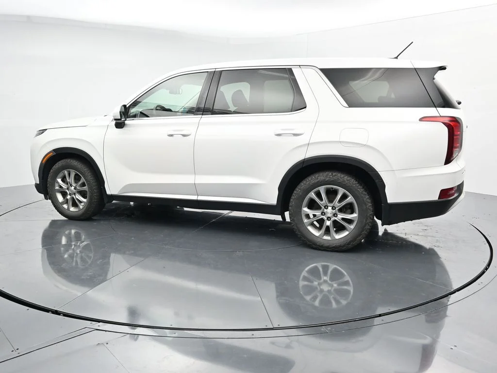 Used 2021 White Hyundai SE image 5