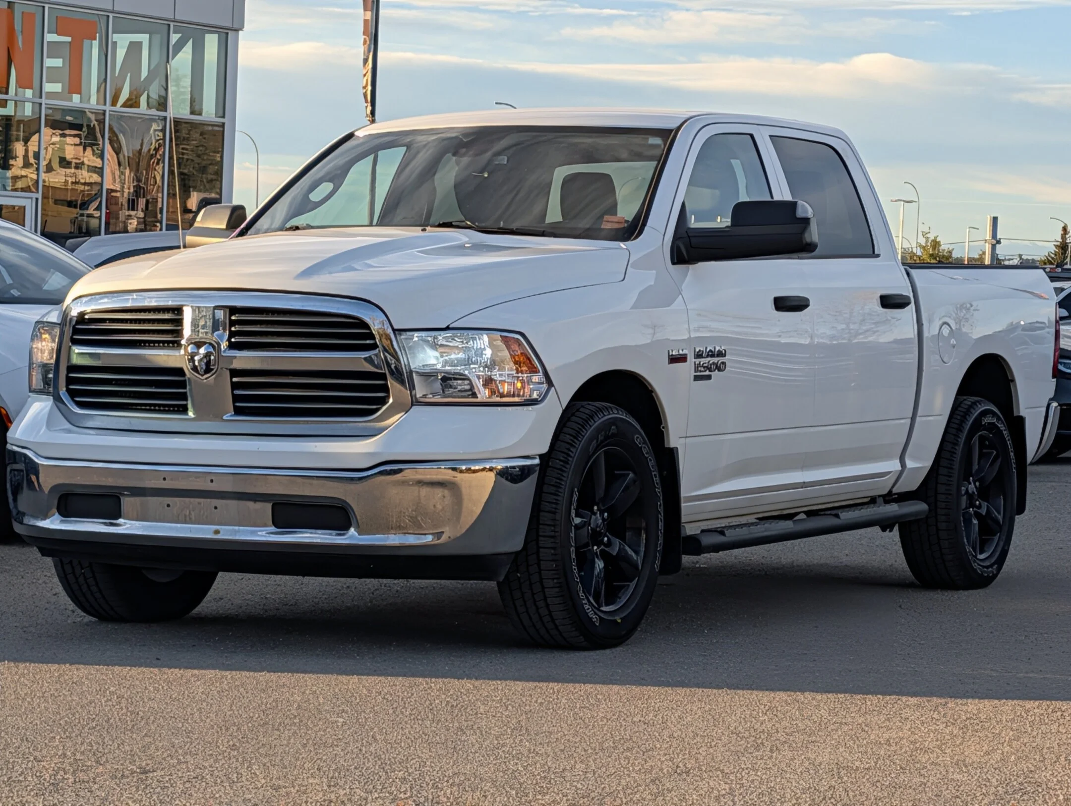 Used 2023 White RAM SLT - Trailerin Pkg - 5.7L HEMI - LOW KMS - P - SLT 4x4 Crew Cab 57 Box image 4