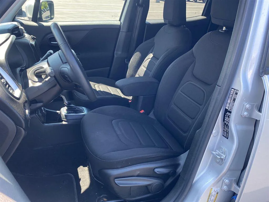 Used 2021 Glacier Metallic Clearcoat Jeep Latitude image 2