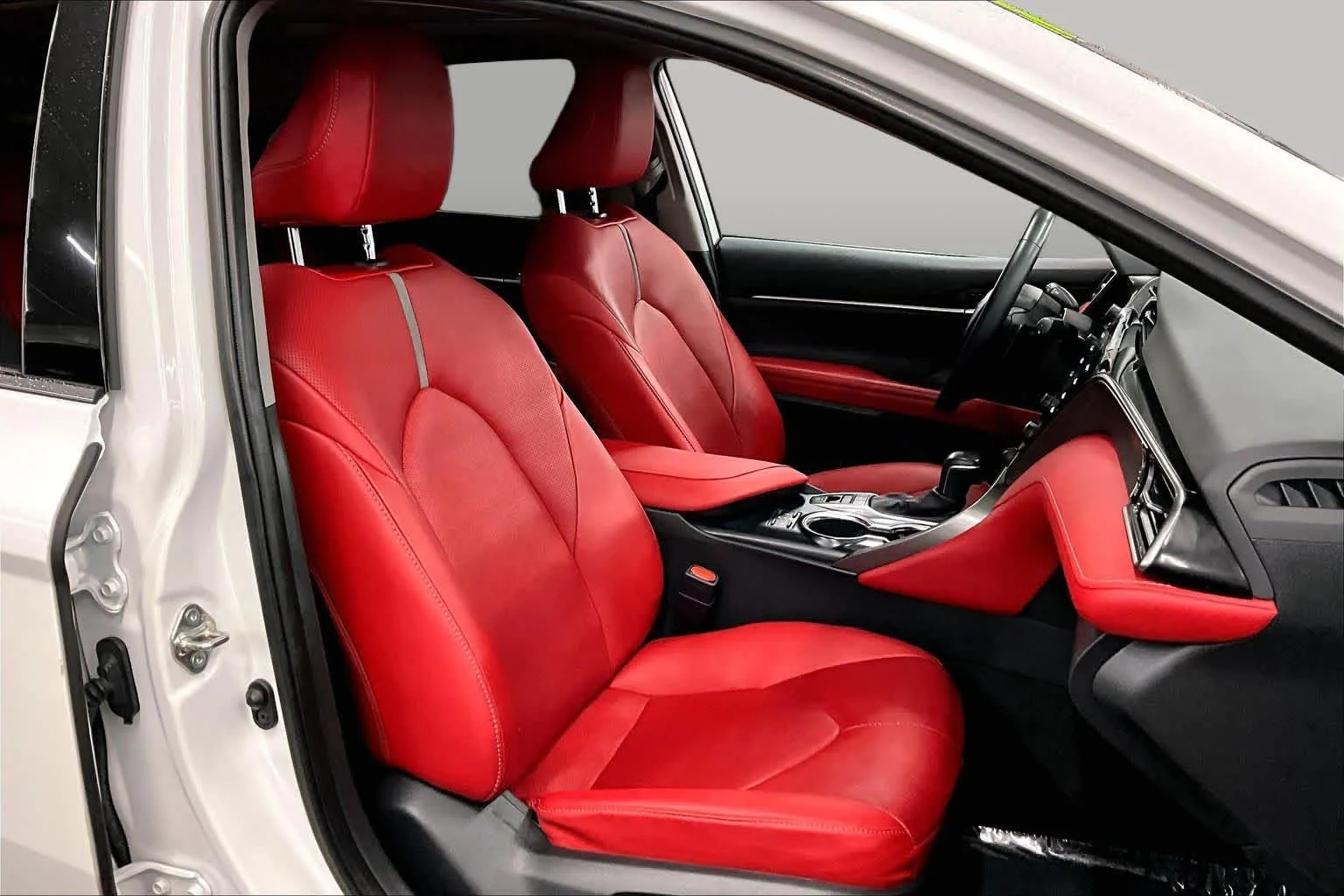 Used 2020 Wind Chill Pearl Toyota XSE image 8