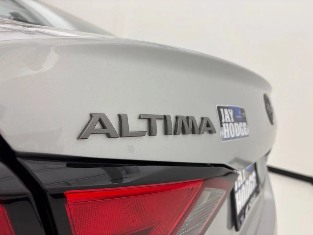 Used 2025 Silver Nissan 2.5 SV image 20