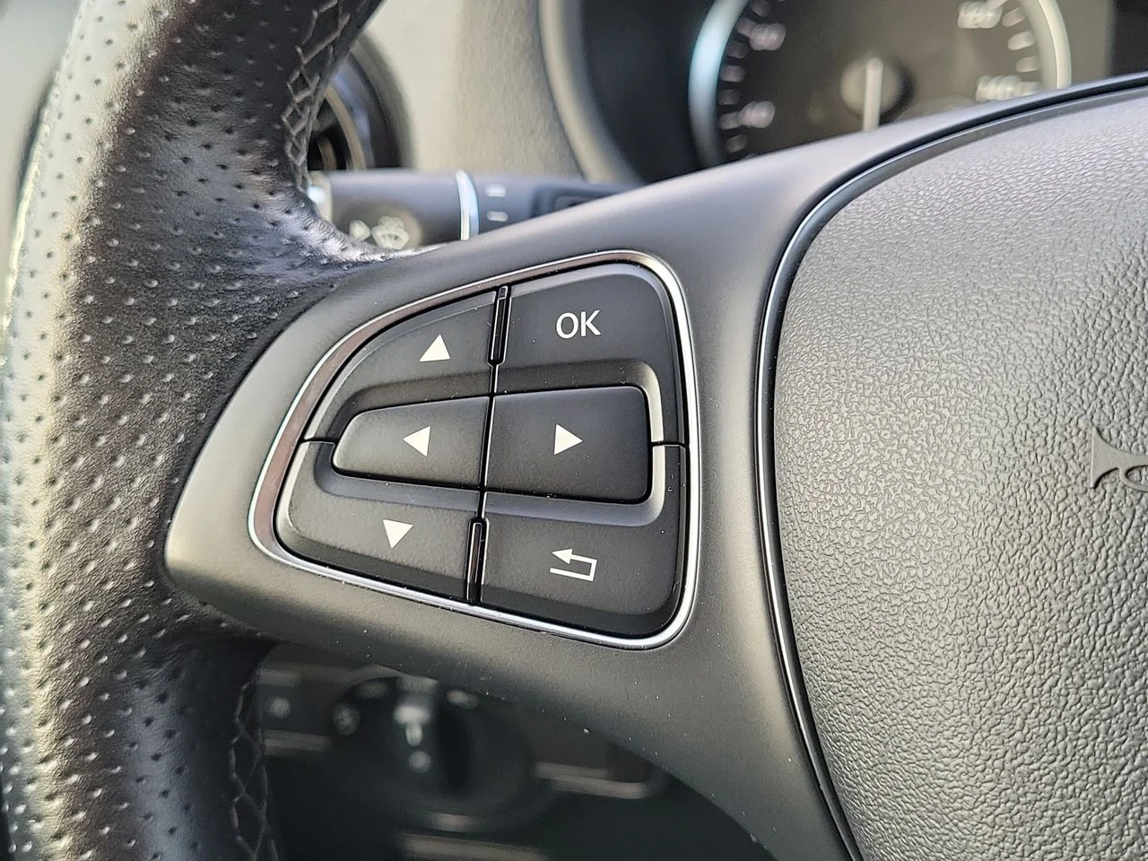 Used 2023 Black Mercedes-Benz Passenger image 25