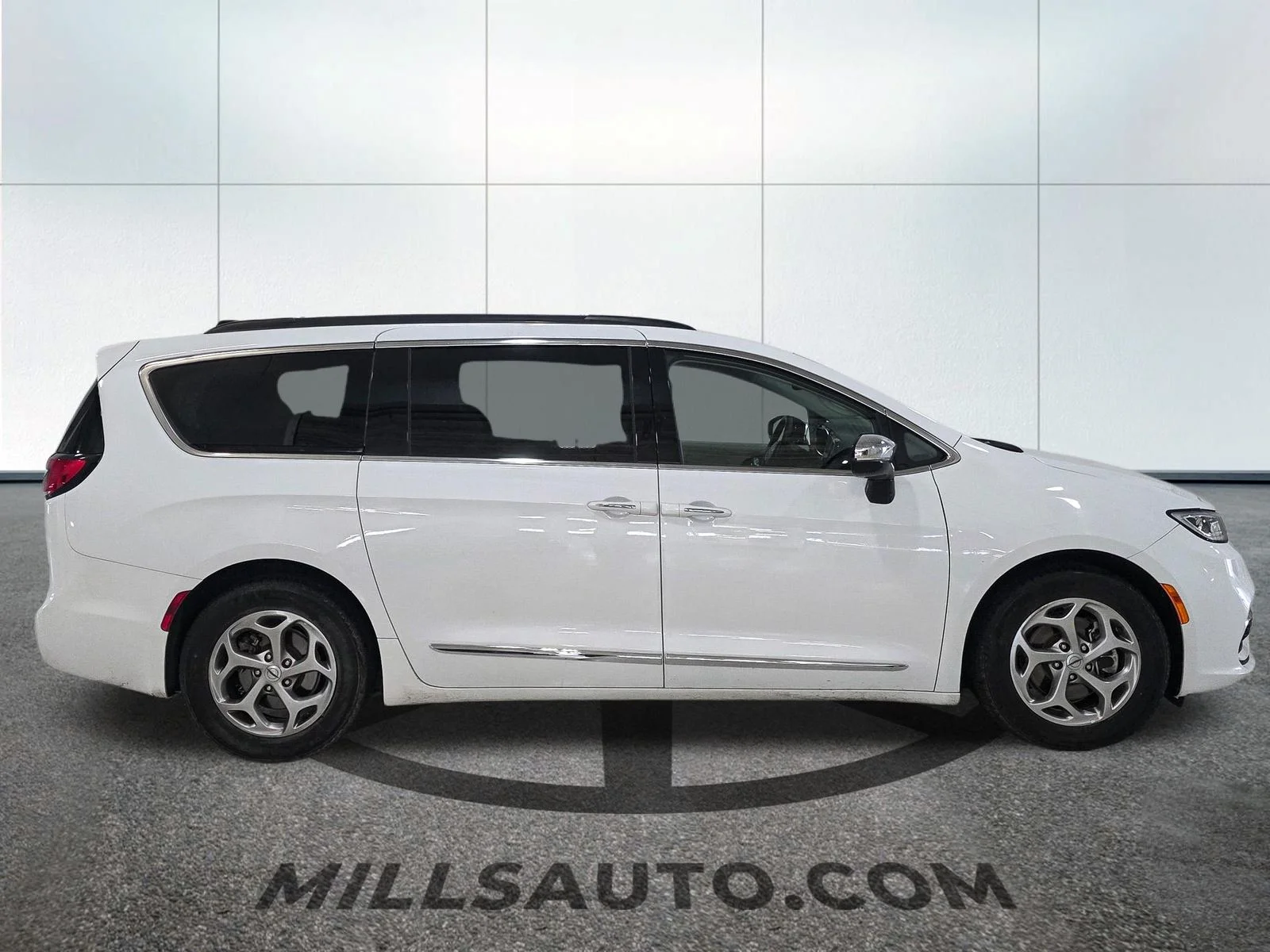 Used 2023 White Chrysler Limited image 9