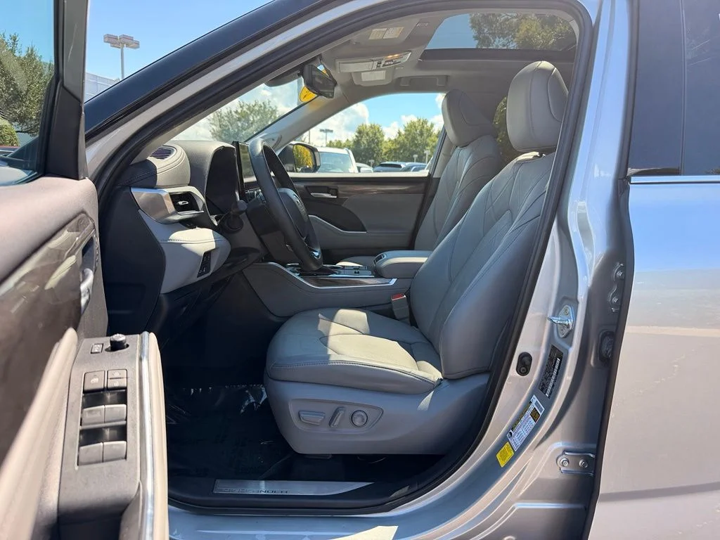 Used 2023 Silver Toyota Platinum image 27