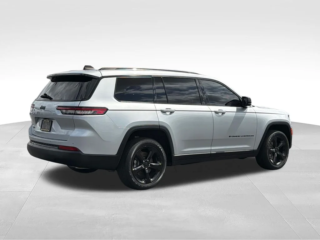 Used 2023 Silver Jeep Altitude image 7