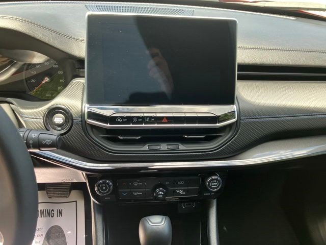 Certified Used 2025 Red Hot Pearlcoat Jeep Latitude image 15