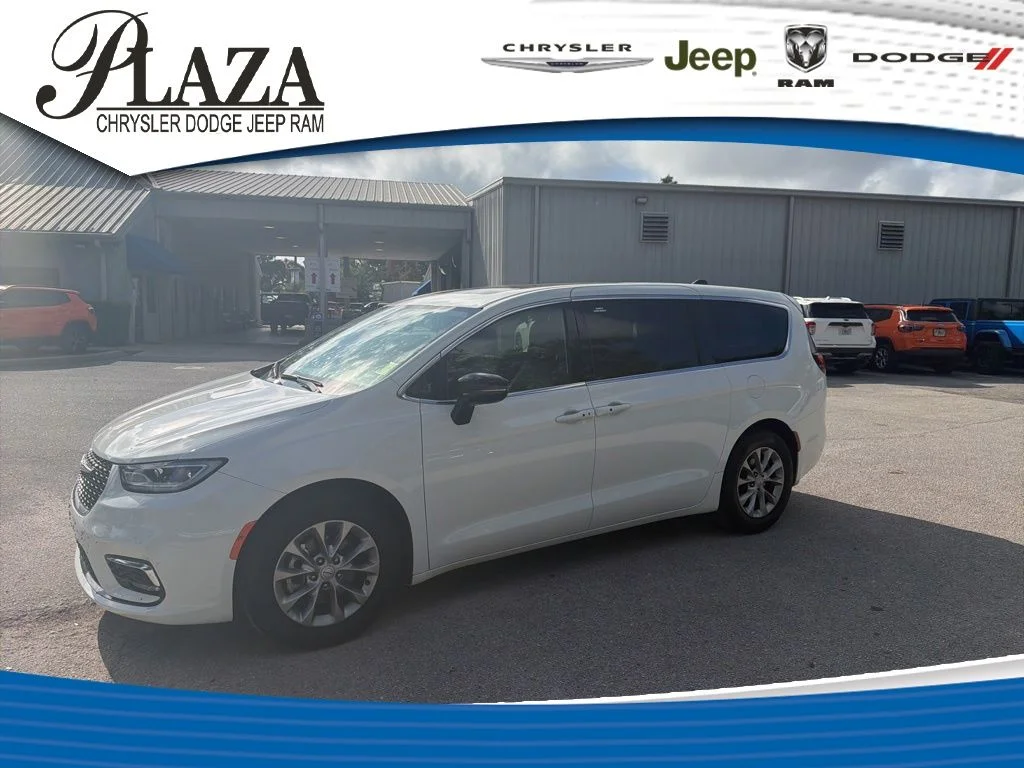 2026 Chrysler Pacifica Limited's photo