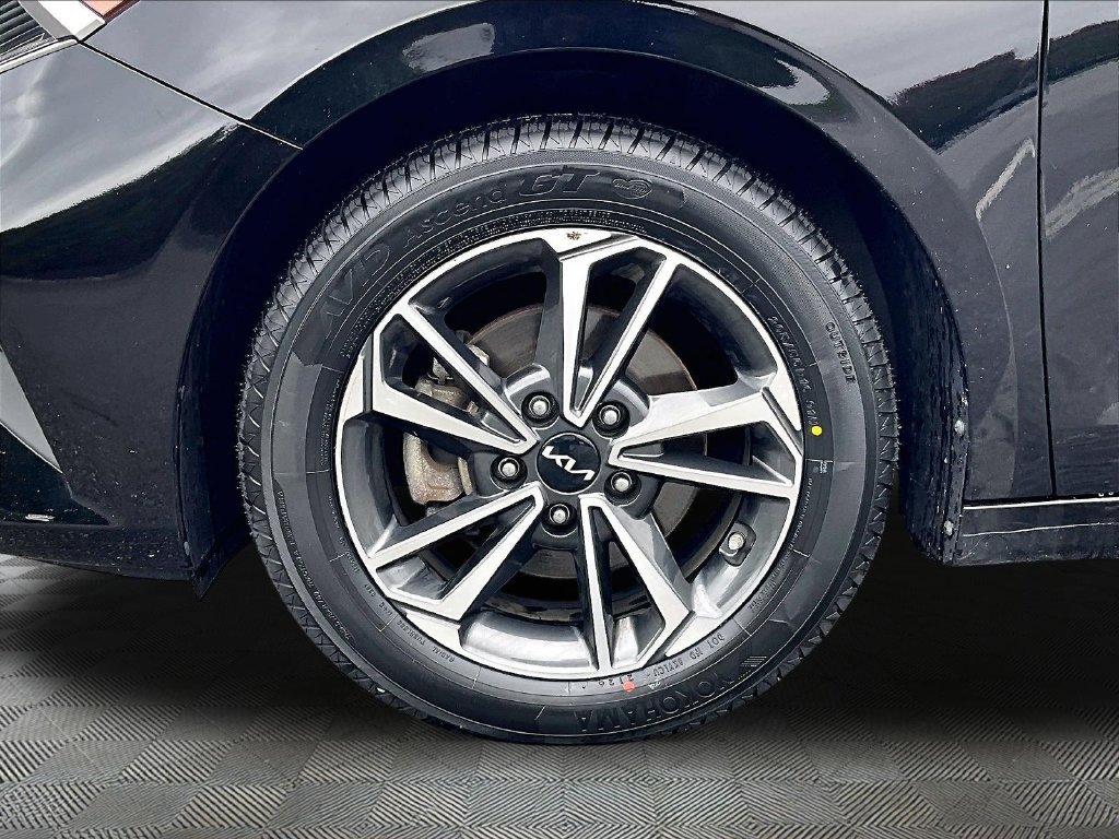 Used 2023 Black Kia LXS image 7