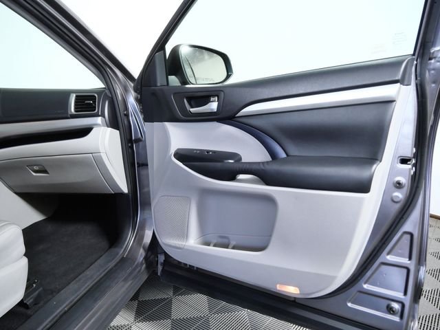 Used 2015 Gray Toyota XLE V6 image 8