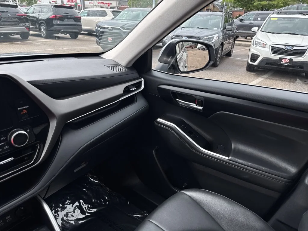 Used 2025 Silver Toyota XLE image 31