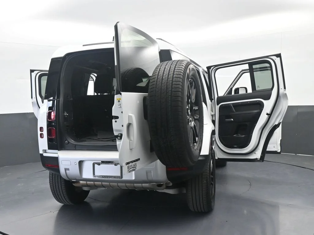 Used 2025 White Land Rover S image 91