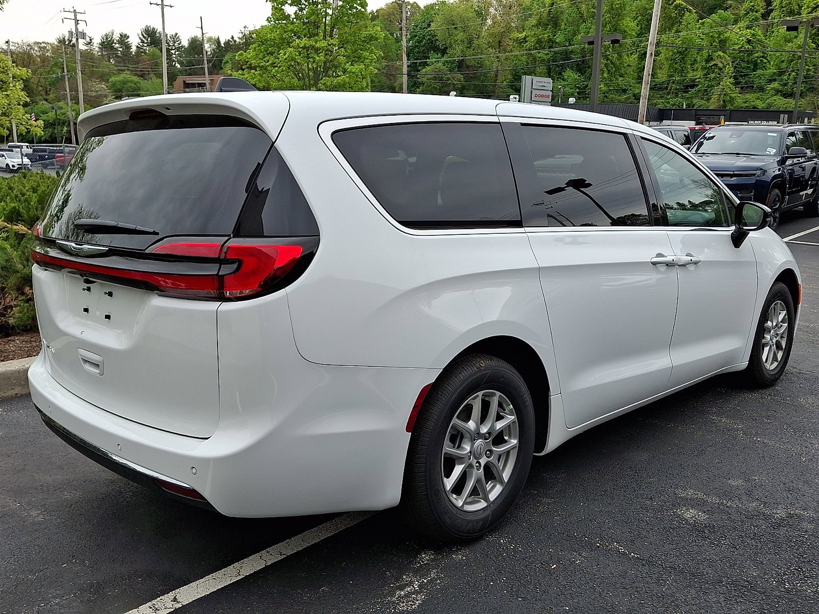 New 2026 Bright White Clear-Coat Exterior Paint Chrysler Select image 3