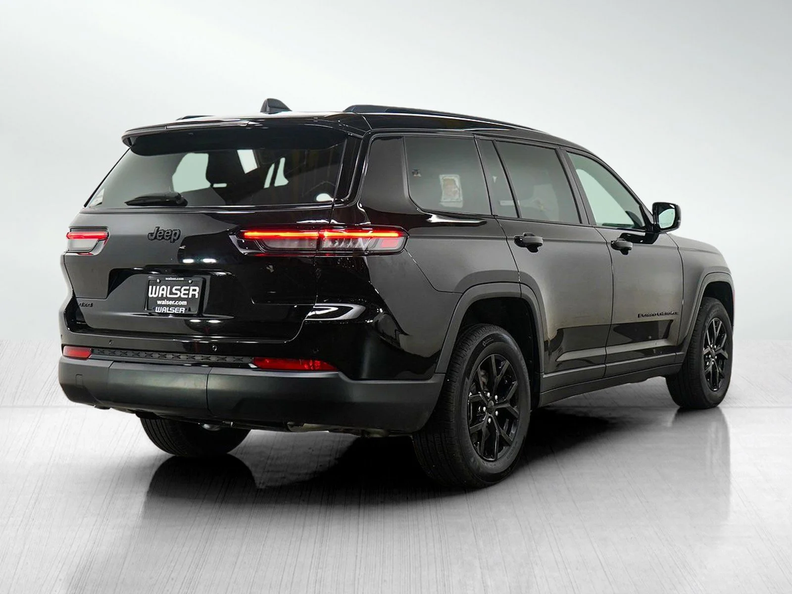 Used 2025 Diamond Black Crystal Pearlcoat Jeep Altitude image 5