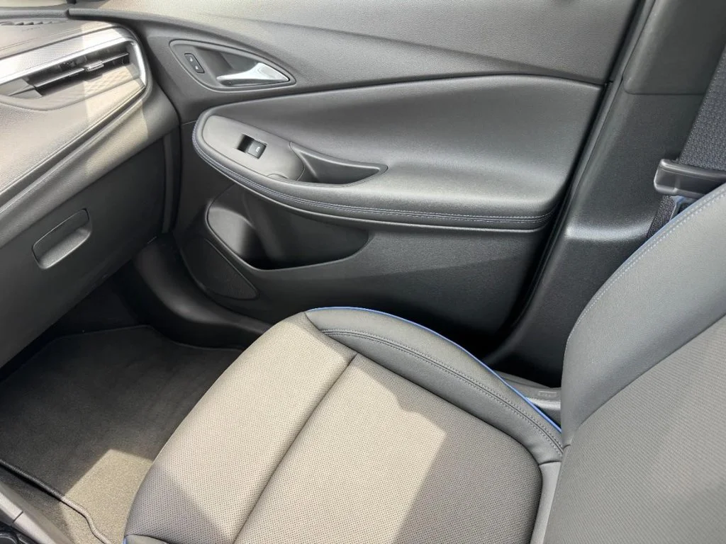 Used 2025 Summit White Buick Sport Touring image 18