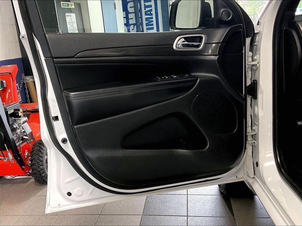 Used 2018 White Jeep Altitude image 9
